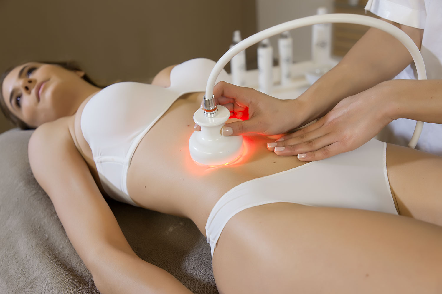 Apparecchiature e macchinari per centri estetici. Attrezzatura professionale per la riduzione degli inestetismi.